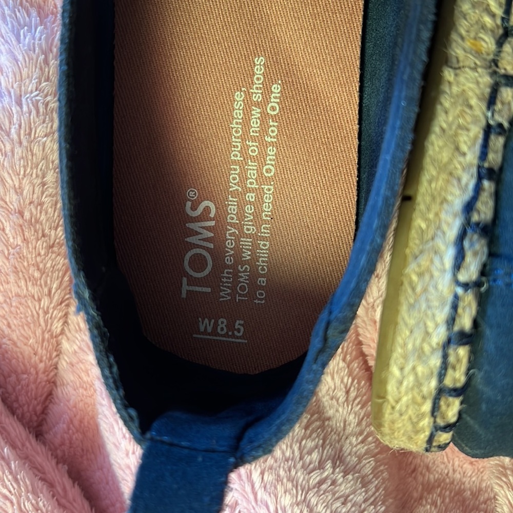Navy Blue Toms with ombré blue tassel size 8.5. Excellent condition - Picture 3 of 4